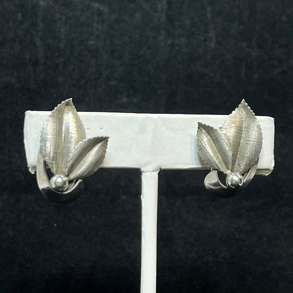Vintage A & Z Chain Co Sterling Silver Leaf Screw Back Earrings Signed (3513)